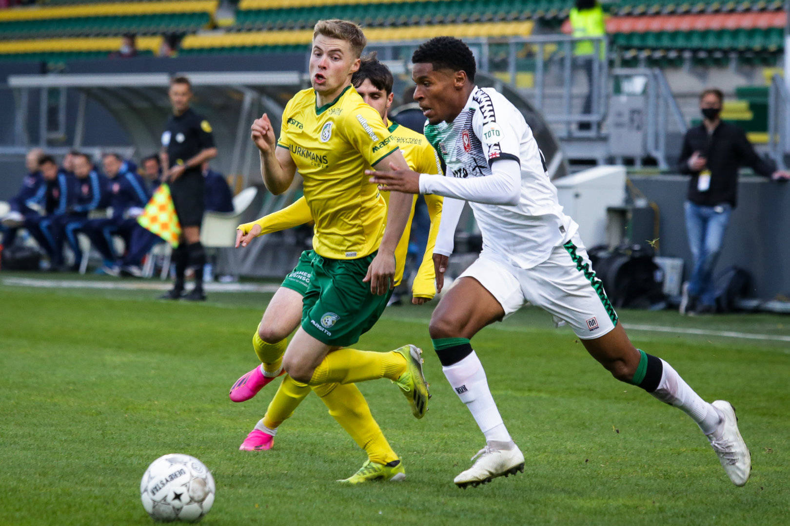 埃因霍温发布备战花絮；今夜防线松动；荷甲任务艰巨；临场指挥获称赞的简单介绍